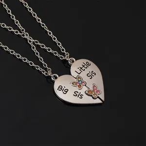 Vue détaillée du collier coeur puzzle Big Sis et Little Sis avec papillons en strass colorés