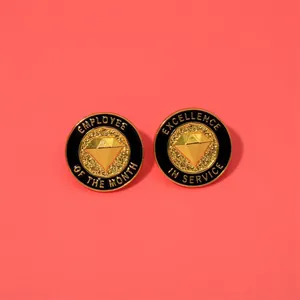 Detailweergave van zwart geëmailleerde speldjes voor werknemer van de maand en service