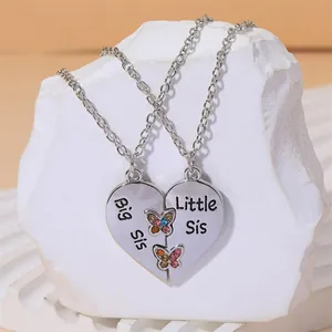 Collier cœur séparable pour sœurs en argent avec papillon en strass et gravure personnalisée