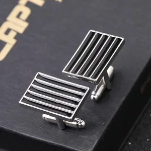 Gemelli da uomo in metallo argento e smalto nero presentati su una scatola regalo nera