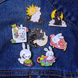 Set di 7 simpatiche spille smaltate a forma di coniglio con vari disegni su denim