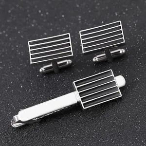 Set accessori da uomo con gemelli a strisce nere e fermacravatta in argento coordinato