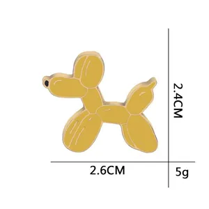 Spilla in metallo a forma di cane palloncino con misure 2,6cm x 2,4cm su fondo bianco