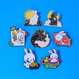Set di 7 simpatiche spille smaltate a forma di coniglio con temi creativi su sfondo blu