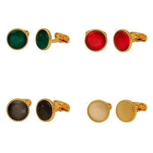 Detalle de gemelos redondos dorados con piedras incrustadas en cuatro colores elegantes