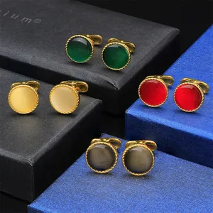 Elegante set di gemelli da uomo con pietre di cristallo colorate in montatura dorata