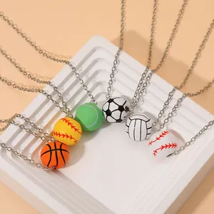 Détail de colliers de sport avec pendentifs en résine de basket-ball, football et tennis