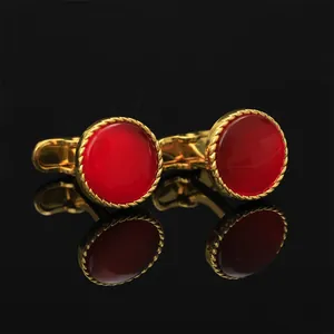 Gemelos redondos dorados con piedra roja y textura de cuerda para trajes formales de hombre