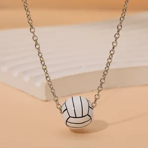 Détail du pendentif mini ballon de volley blanc sur un collier à chaîne argentée