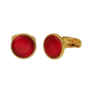 Elegantes gemelos redondos dorados con piedra roja y borde texturizado para traje de hombre