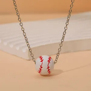 Gros plan détaillé d'un collier en argent avec un pendentif de baseball réaliste
