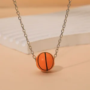 Vue macro de la chaîne argentée avec pendentif de basket 3D orange aux lignes noires