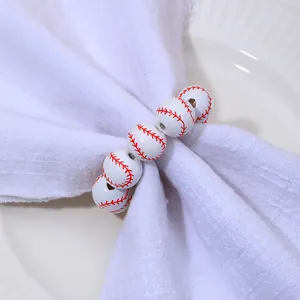 Gros plan de ronds de serviette en perles de bois baseball sur une serviette blanche