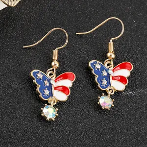 Detaillierte Makroansicht der US-Flaggen-Schmetterlingsohrringe mit Kristallen und Goldfinish