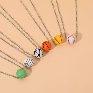Lot de 6 colliers de sport colorés comprenant des pendentifs de football et de basketball