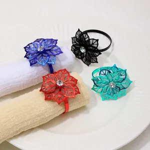 Detalle macro de servilleteros de flores de aleación con cristales en un plato blanco