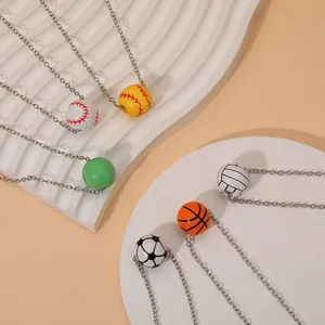 Lot de 6 colliers de sport avec pendentifs football, basket et baseball sur chaînes argentées