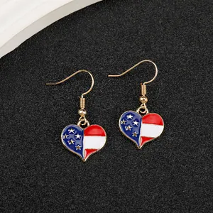 Detail von herzförmigen USA-Flaggen-Ohrringen mit Goldfinish und Emaille-Sternen-Streifen