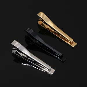 Ensemble de trois pinces à cravate en métal or, noir et argent avec une finition polie