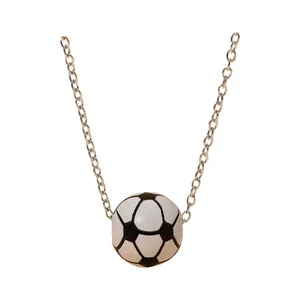 Collier chaîne argentée sportive avec un pendentif ballon de football classique en 3D