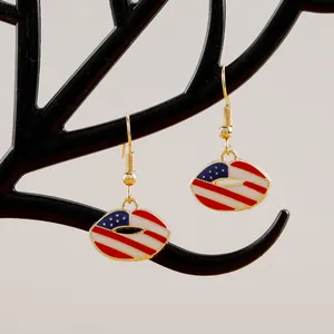 Detail von lippenförmigen Ohrhängern mit US-Flaggen-Emaille-Muster auf Goldhaken