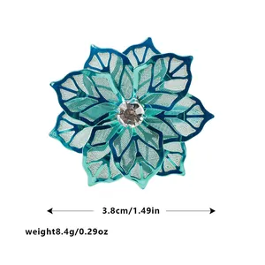 Detalle del servilletero de flor de aleación de 3,8 cm con pétalos calados verde azulado