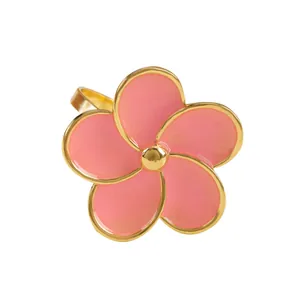 Portatovagliolo dorato con fiore in smalto rosa per una decorazione da tavola elegante