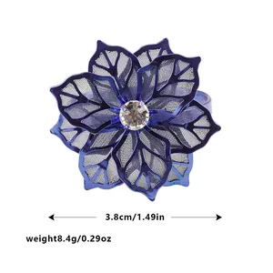 Detalle de servilletero de flor azul con pétalos de malla y cristal con dimensiones