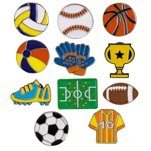 Detailset aus Sport-Emaille-Pins mit Fußballtrikot, Trophäe und Ballabzeichen