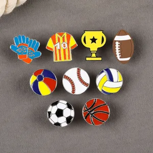 Detailierte Kollektion von 9 bunten Emaille-Sportnadeln inkl. Fußball und Trikot