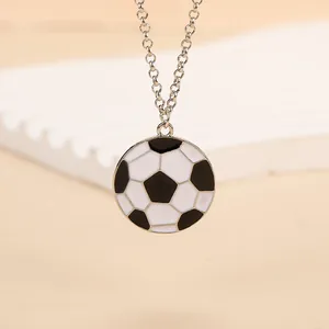 Détail du collier de football en alliage argenté avec pendentif en émail noir et blanc