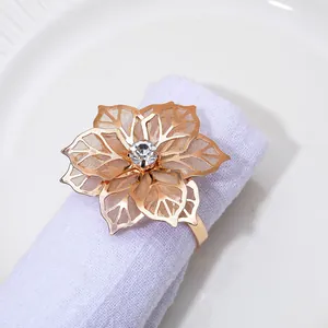 Servilletero de flor en aleación de oro rosa con pétalos calados y cristal en un plato