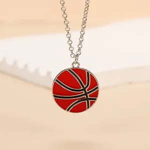 Détail du collier avec pendentif basketball en émail rouge et noir sur alliage argenté