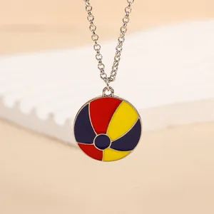Détail macro du pendentif ballon de plage argenté avec émail coloré sur une chaîne fine