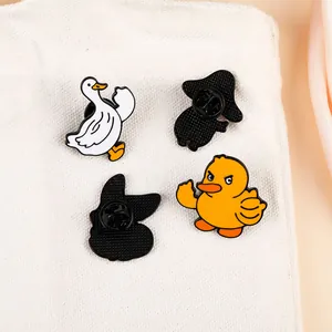 Vue détaillée des pins en émail canard et oie montrant le motif et la fermeture arrière