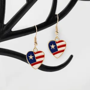 Patriotische herzförmige US-Flaggen-Ohrringe mit Sternen und Streifen auf schwarzem Halter