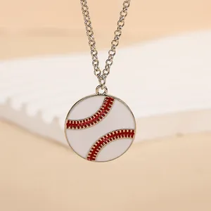 Gros plan détaillé du pendentif de baseball avec détails de couture rouges et chaîne argentée