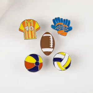 Detailset aus fünf lebhaften Sport-Emaille-Pins mit Trikots und verschiedenen Bällen