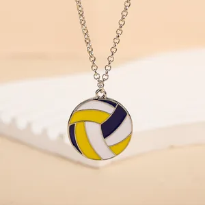 Détail du pendentif volleyball en émail bleu, jaune et blanc sur une chaîne argentée