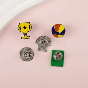 Details von bunten Emaille-Pins mit Trophäen-Motiv und Schmetterlingsverschluss