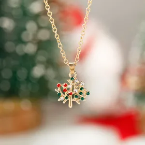 Dettaglio di un ciondolo a forma di albero di Natale dorato con strass colorati