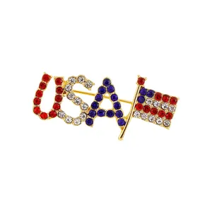 Dettaglio della spilla bandiera USA con strass colorati su base in lega metallica oro