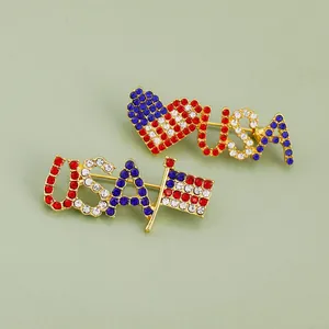 Dettaglio delle spille a cuore USA con strass rossi bianchi e blu su base dorata
