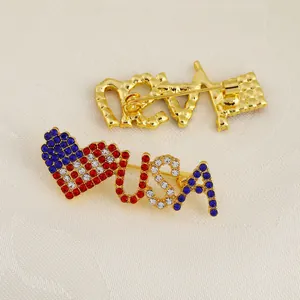 Dettaglio delle spille USA e a cuore con strass di cristallo dai colori patriottici