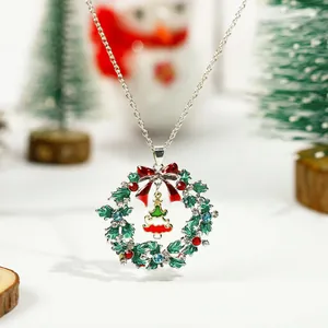 Dettaglio collana ghirlanda di Natale con gemme colorate e piccolo ciondolo ad albero