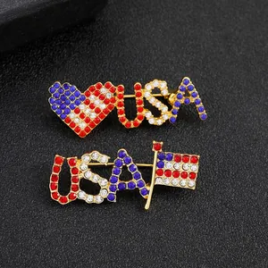 Dettaglio di spille bandiera USA scintillanti con strass rossi, blu e trasparenti
