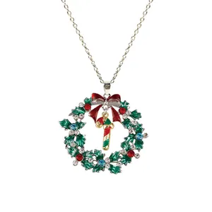 Collana a ghirlanda di Natale con foglie smaltate e strass scintillanti su catena argento