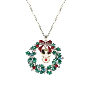 Dettaglio della collana a ghirlanda natalizia con pendente a renna e strass colorati