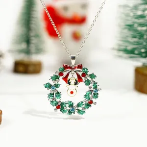 Collana ghirlanda natalizia con pendente a renna e strass colorati su catena argentata