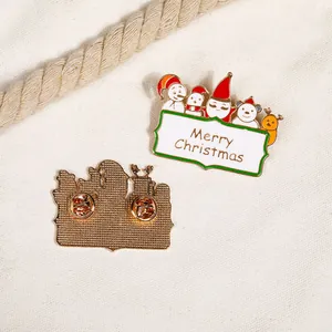 Broche de Noël dessin animé avec Père Noël et renne sur toile beige texturée